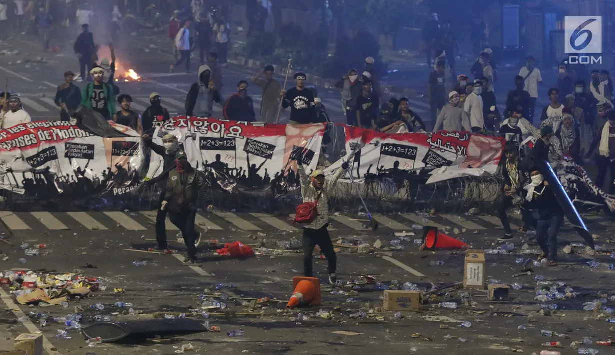 Massa melakukan provokasi dan kericuhan usai melakukan unjuk rasa di depan Gedung Bawaslu, Jakarta, Rabu (22/5/2019). (Liputan6.com/Helmi Fithriansyah)