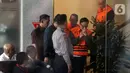Usai pemeriksaan awal, Immanuel Ebenezer langsung ditahan dan keluar dari ruang pemeriksaan dengan mengenakan rompi tahanan berwarna oranye dan tangan diborgol. (Liputan6.com/Helmi Fithriansyah)