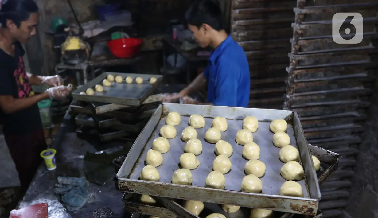 Pejerja tengah membuat kue kering di kawasan Kebayoran, Jakarta, Minggu (27/2/2022). Kemenkop UKM akan terus mendorong pelaku UMKM agar terhubung ke dalam ekosistem digital. Kemenkop UKM menargetkan 30 juta UMKM bisa terhubung ke dalam ekosistem digital pada tahun 2024. (Liputan6.com/Angga Yuniar)