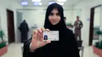 Tahani Aldosemani memperlihatkan surat izin mengemudi (SIM) miliknya di Departemen Lalu Lintas Umum di ibu kota Riyadh, Senin (4/6). Pemerintah Arab Saudi resmi mengeluarkan lisensi mengemudi untuk para wanita di sana. (Saudi Information Ministry via AP)