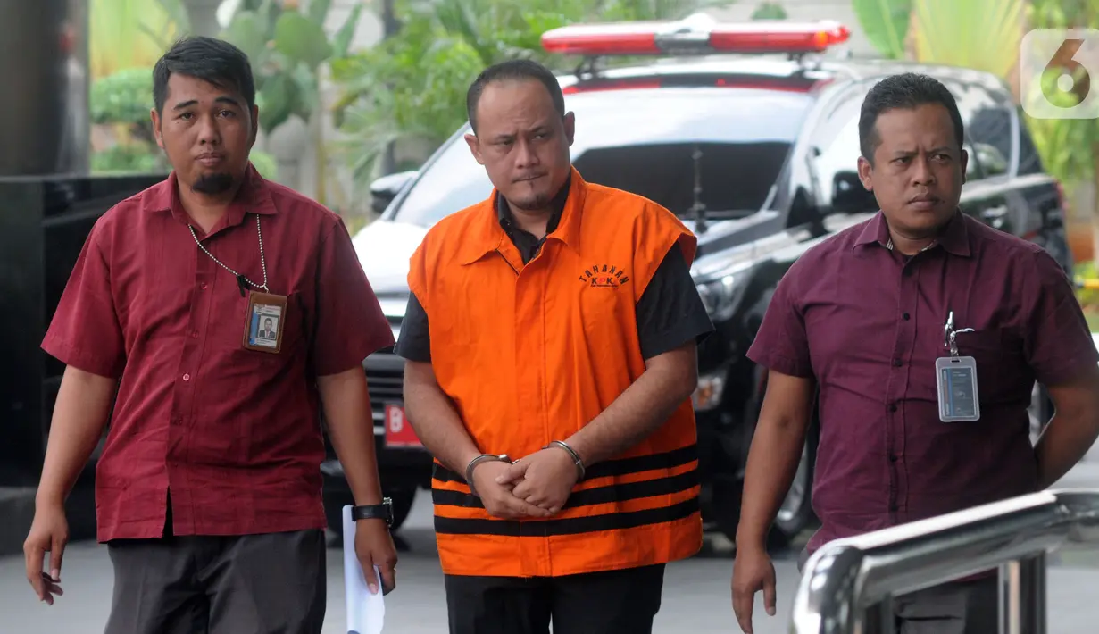 Kasubbag Protokol Pemerintah Kota Medan nonaktif, Syamsul Fitri Siregar dikawal petugas tiba di Gedung KPK, Jakarta, Selasa  (5/11/2019). Syamsul diperiksa sebagai tersangka terkait kasus dugaan suap proyek dan jabatan pada Pemkot Medan tahun 2019. (merdeka.com/Dwi Narwoko)