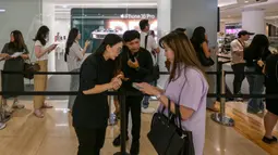 Secara resmi, mulai hari ini, Jumat 11 April 2025, Apple meluncurkan sekaligus melakukan penjualan iPhone 16 series di Indonesia. (BAY ISMOYO/AFP)