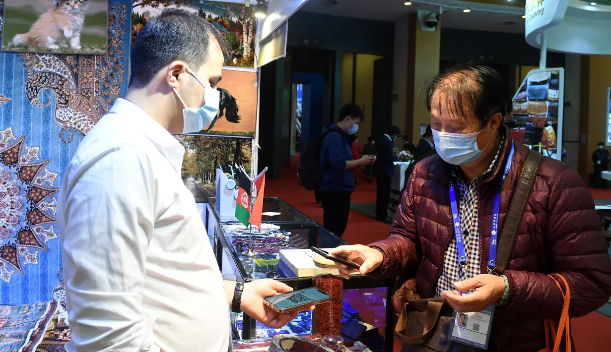Pengunjung berbelanja di area ekshibisi Sabuk dan Jalur Sutra di China-ASEAN Expo ke-17, Nanning International Convention and Exhibition Center, Guangxi, China, 27 November 2020. China-ASEAN Expo ke-17 dan KTT Bisnis dan Investasi China-ASEAN dibuka pada (27/11). (Xinhua/Lu Boan)