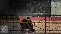Puslabfor Polda Metro Jaya melakukan identifikasi lokasi ledakan yang diduga berasal dari granat tangan di Gedung PT Multi Piranti Graha di Jalan Raden Inten, Duren Sawit Jakarta, Senin (16/11). (Liputan6.com/Gempur M Surya)