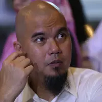 Ahmad Dhani didampingi kuasa hukumnya, Ramdan Alamsyah melaporkan pemilik akun Facebook, Indra Tan di Polda Metro Jaya. Pelaporan itu terkait dengan penyebaran video orasinya. (Nurwahyunan/Bintang.com)