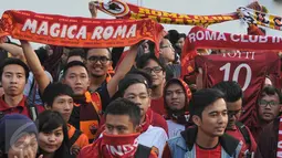 Penggemar tim sepakbola AS Roma bernama Romanisti, antusias menyambut kedatangan skuad AS Roma di Hotel Shangri La, Jakarta, Jumat (24/7/2015). (Liputan6.com/Herman Zakharia)