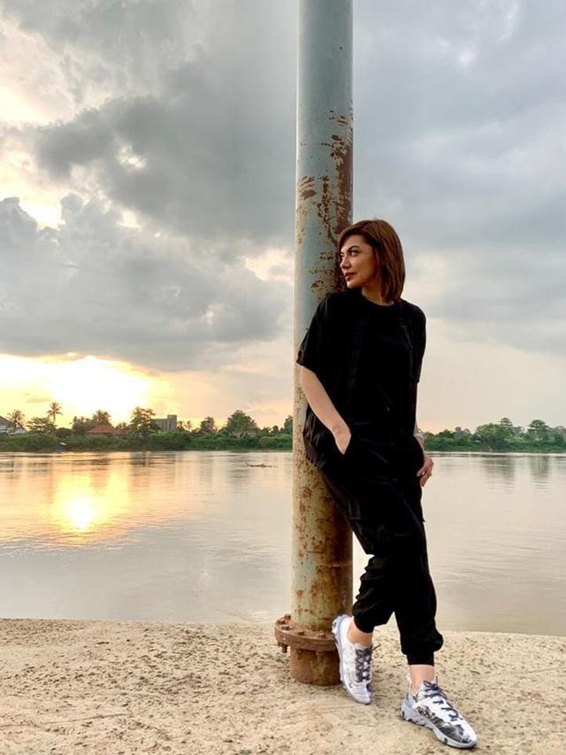 Kerap Tampil Formal, Ini 6 Gaya Santai Najwa Shihab Saat Pakai Sneaker