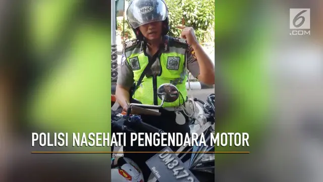 Polisi di Gorontalo ini tertangkap kamera sedang menasehati pengendara motor yang melanggar peraturan. Bukannya ditilang, pengendara hanya dinasehati tentang keselamatan berlalu lintas.