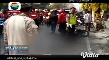 Seorang wanita asal Kabupaten Sidoarjo, Jawa Timur (Jatim), tewas mengenaskan terlindas truk saat hendak berangkat kerja bersama suaminya. Kecelakaan tersebut merupakan kasus tabrak lari, dan kini polisi masih mengejar sopir truk yang kabur.