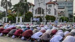 Penetapan tersebut berdasarkan hasil sidang Isbat yang digelar oleh Kementerian Agama (Kemenag) dengan menggunakan metode hisab dan rukyat. (BAY ISMOYO/AFP)