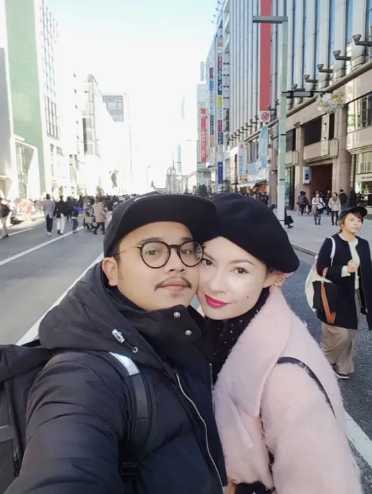 Tidak sedikit warganet yang iri dengan kemesraan Claudia dan Derby Romero saat berlibur sekaligus bulan madu di Jepang. (Foto: instagram.com/miss_adinda_mae)