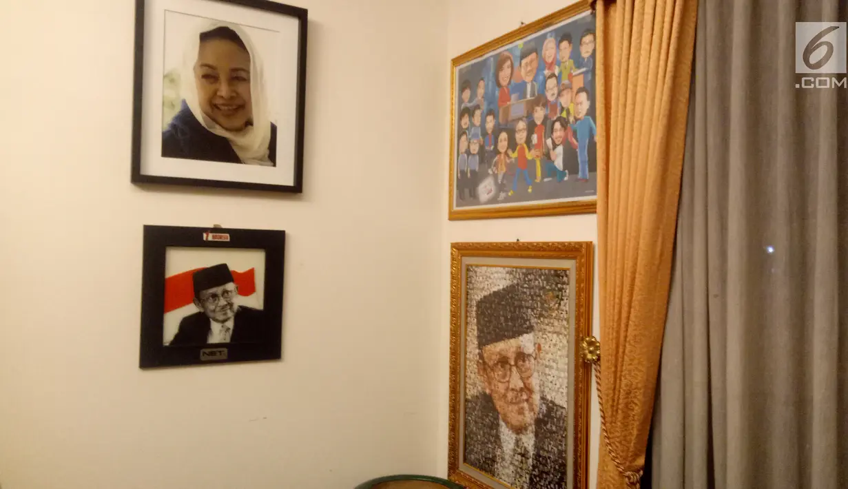 Koleksi foto dan lukisan di rumah duka Presiden ke-3 RI BJ Habibie, Patra Kuningan, Jakarta, Rabu (11/9/2019). BJ Habibie meninggal setelah mendapatkan perawatan intensif selama beberapa hari terakhir. (Liputan6.com/Angga Yuniar)
