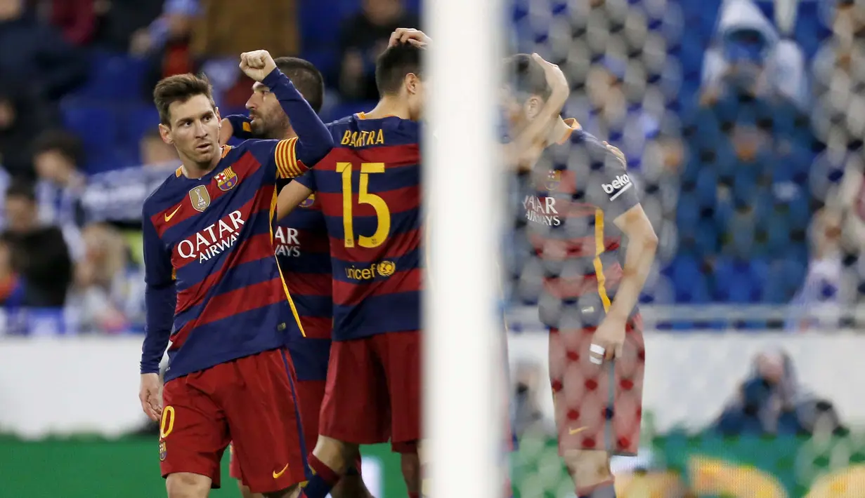 Lionel Messi merayakan gol bersama rekannya saat melawan RCD Espanyol pada laga Copa Del REy leg kedua babak 16 besar di Stadion Power8,  Cornella-El Prat, Barcelona, Spanyol,Kamis (14/1/2016) dini hari WIB.  (EPA/Alejandro Garcia)