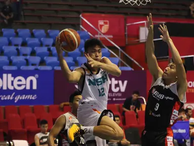 Pemain NSH Jakarta, Yoseph Wijaya melakukan Lay Up saat dihadang pemain M88 Aspac Jakarta, Handri Santoso pada laga IBL Reguler Season di Hall A Senayan, Jakarta, Minggu (10/1/2016). Aspac Jakarta menang 78-61. (Bola.com/Nicklas Hanoatubun)