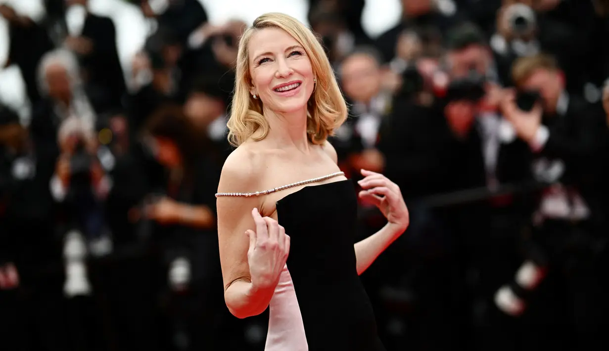 Cate Blanchett juga mengenakan kalung mutiara dan berlian dari Louis Vuitton yang menghiasi dadanya. (LOIC VENANCE / AFP)