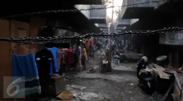 Suasana aktivitas warga yang tinggal di kolong jembatan Penjagalan, Penjaringan, Jakarta, Kamis (13/8/2015). Mahalnya biaya hidup dan sewa layak di Jakarta membuat mereka terpaksa tinggal di kolong jembatan. (Liputan6.com/Johan Tallo)