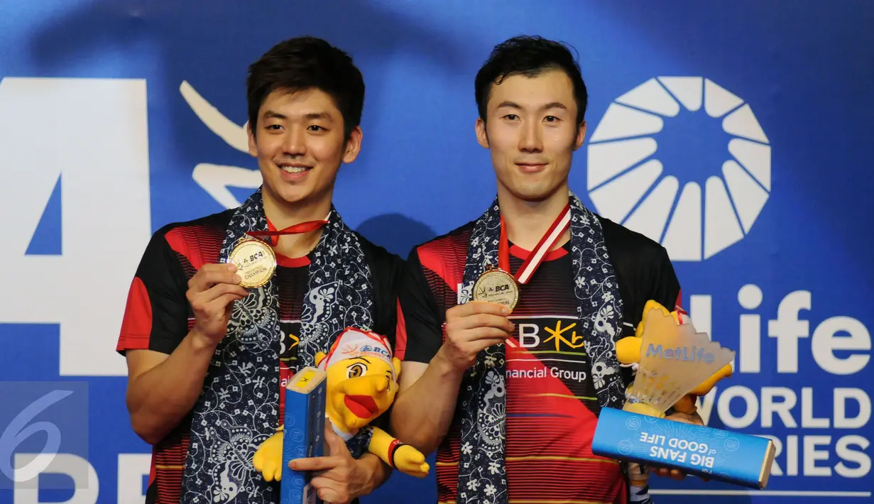 Ganda putra Korsel, Lee Yong Dae/Yoo Yeon Seong usai menumbangkan Chai Biao/Hong Wei (Tiongkok) di final BCA Indonesia Open 2016, Jakarta, Minggu (5/6/2016). Lee Yong Dae/Yoo Yeon Seong unggul 13-21, 21-13, 21-16. (Liputanj6.com/Helmi Fithriansyah)