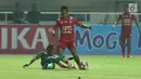 Gelandang Arema FC, Hendro Siswanto (kanan) menghindari tekel pemain PS TNI saat laga lanjutan Liga 1 Indonesia di Stadion Pakansari, Bogor, Senin (3/7). Laga kedua tim berakhir imbang 0-0. (Liputan6.com/Helmi Fithriansyah)
