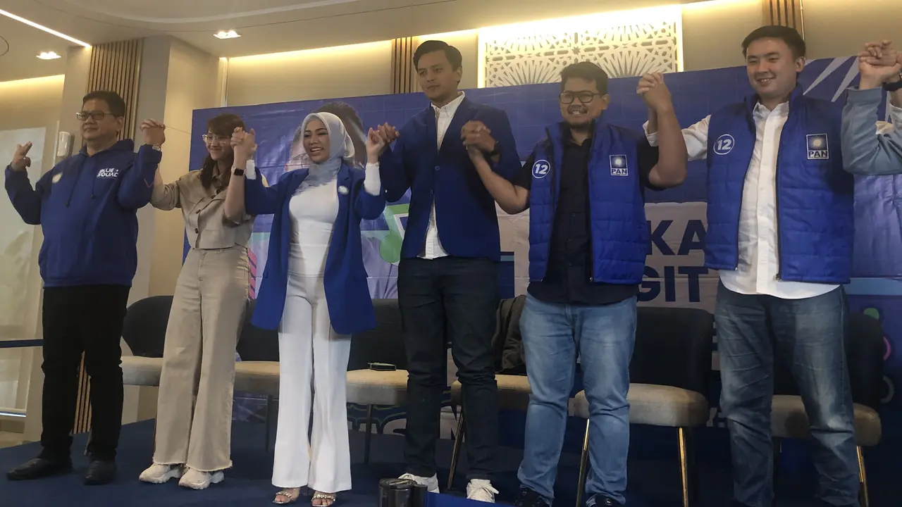 Tiga mantan politikus Partai Solidaritas Indonesia (PSI), Idris Ahmad, Anggara Wicitra Sastroamidjojo dan Jovin Kurniawan, resmi bergabung dengan Partai Amanat Nasional (PAN). (Liputan6.com/Elza Hayarana Sahira)
