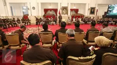 Presiden Jokowi memberi pengarahan kepada kepala kepolisian daerah (Kapolda) dan kepala kejaksaan tinggi (Kajati) se-Indonesia di Istana Negara, Jakarta, Selasa (18/7). Dalam pengarahan ini Jokowi didampingi Wapres Jusuf Kalla (Liputan6.com/Faizal Fanani)