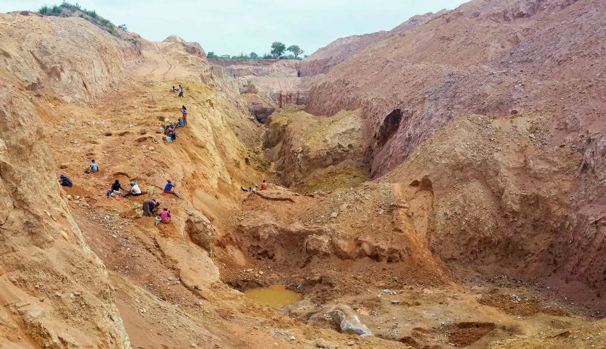 Sejumlah warga menambang emas di sebuah situs penambangan di kota Betare Oya, Kamerun (4/4).  (AFP Photo/Reinnier Kaze)