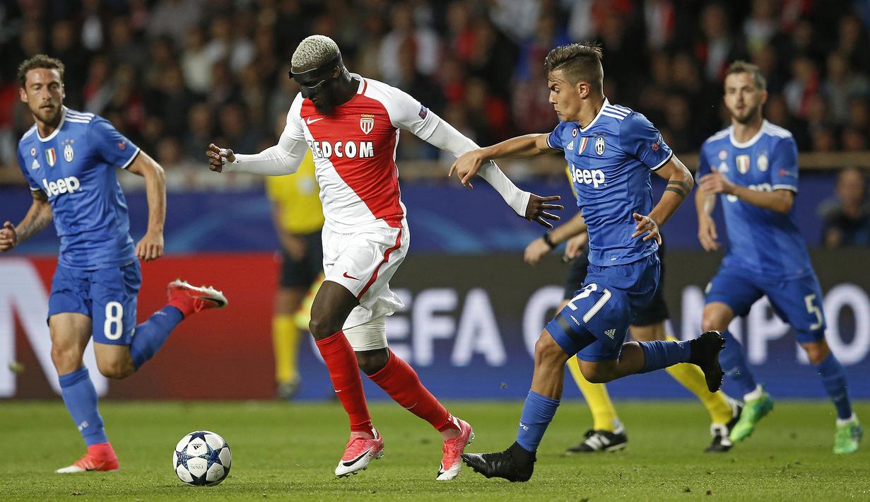 Gelandang AS Monaco, Tiemoue Bakayoko, berusaha melewati beberapa pemain Juventus pada laga semi final liga Champions di Stadion Stade Louis II, Monaco, (03/05/2017). (EPA/Gulliaume Horcajuelo)