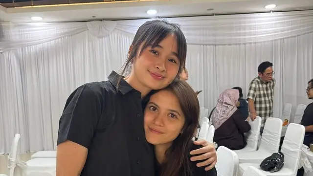 Gritte Agatha di rumah duka ibunda Marsha Aruan (credit: instagram.com/gritteagatha)