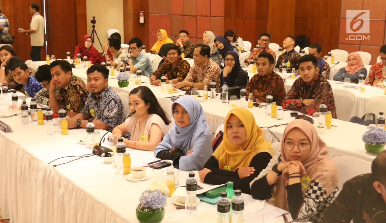 Para penerima beasiswa Uni Eropa saat Award Ceremony, Pre-Deperture Orientation and Alumni Gathering di Jakarta, Minggu (28/7/2019). 200 mahasiswa dan dosen Indonesia berhasil memperoleh beasiswa Uni Eropa melalui program Erasmus+ dengan studi tingkat S1, S2 dan S3.  (Liputan6.com/Angga Yuniar)