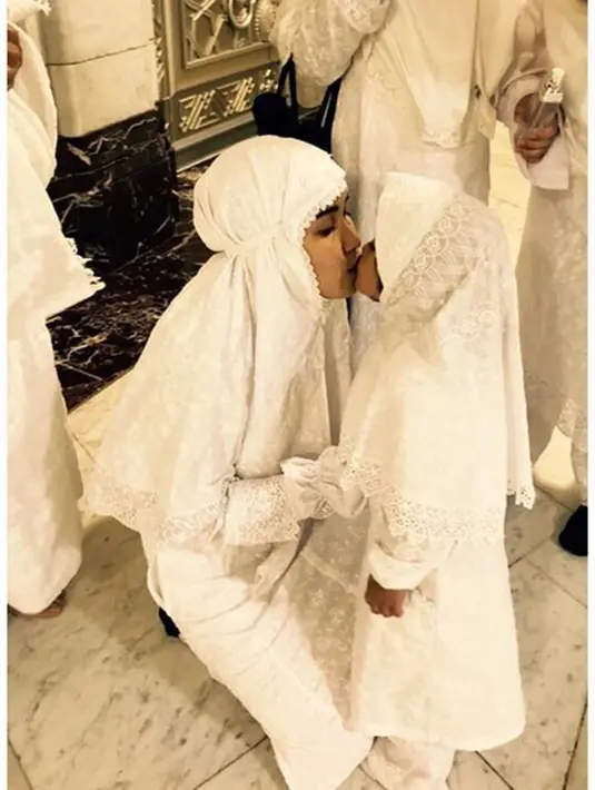 Beberapa foto kebahagiaan Ayu Ting Ting saat menjalani ibadah umrah kali ini. Rasa syukur kepada sang pencipta tak henti-hentinya dituangkan dalam tulisan dalam beberapa keterangan fotonya. (Instagram/ayutingting92)