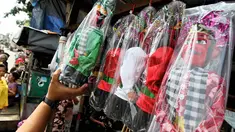 Pedagang menata miniatur ondel-ondel dagangannya di kawasan Kramat Pulo, Jakarta, Rabu (18/6/14). (Liputan6.com/Faizal Fanani)