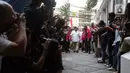 Pantauan di lokasi pukul 16.45 WIB, sejumlah elite PSI sudah menunggu di depan pintu gerbang kantor DPP PSI. (Liputan6.com/Faizal Fanani)
