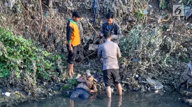 Polisi dan warga mengamankan terduga pelaku pelecehan seksual yang menceburkan diri di Kali Ciliwung, Manggarai, Jakarta, Minggu (7/6/2019). Pelaku dikejar massa usai melakukan pelecehan dengan modus mencegat korban perempuan mendapat hadiah dari sayembara televisi. (Liputan6.com/Fery Pradolo)