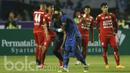 Gelandang Persib Bandung, Michael Essien, tampak kesakitan usai ditekel gelandang Arema FC, Hanif Sjahbandi, pada laga Liga 1 di Stadion GBLA Bandung, Jawa Barat, Sabtu (15/4/2017). (Bola.com/M Iqbal Ichsan)