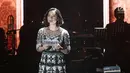 Penampilan aktris Tatjana Saphira saat membaca puisi tampil pada konser Colours of Love di Jakarta, Rabu (20/12). Film Ayat-ayat Cinta 2 yang mulai tayang Kamis 21 Desember 2017. (Liputan6.com./Herman Zakharia)