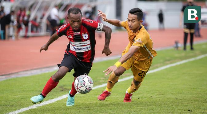 Pemain Persipura Jayapura, Yohanes Pahabol (kiri) berebut bola dengan pemain Bhayangkara FC, Sani Rizki Fauzi dalam laga pekan ke-15 BRI Liga 1 2021/2022 di Stadion Moch. Soebroto, Magelang, Kamis (02/12/2021). (Bola.com/Bagaskara Lazuardi)