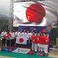 Indonesia (kanan) meraih medali perunggu cabang olahraga paralayang beregu putra kategori lintas alam pada Asian Games 2018. (Liputan6.com/Alby Azka)