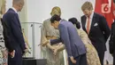 Presiden Joko Widodo melihat sebilah keris milik Pahlawan Nasional Pangeran Diponegoro di Istana Bogor, Selasa (10/3/2020). Keris yang selama ini tersimpan di Belanda itu sendiri diserahkan secara simbolis usai Raja Willem dan Jokowi memberikan pernyataan pers bersama. (Liputan6.com/Faizal Fanani)