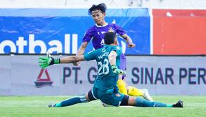 Pemain Persik Kediri, Riyatno Abiyoso, gagal mengecoh kiper Malut United, Dida, saat berhadapan one on one. (Bola.com/Gatot Sumitro)