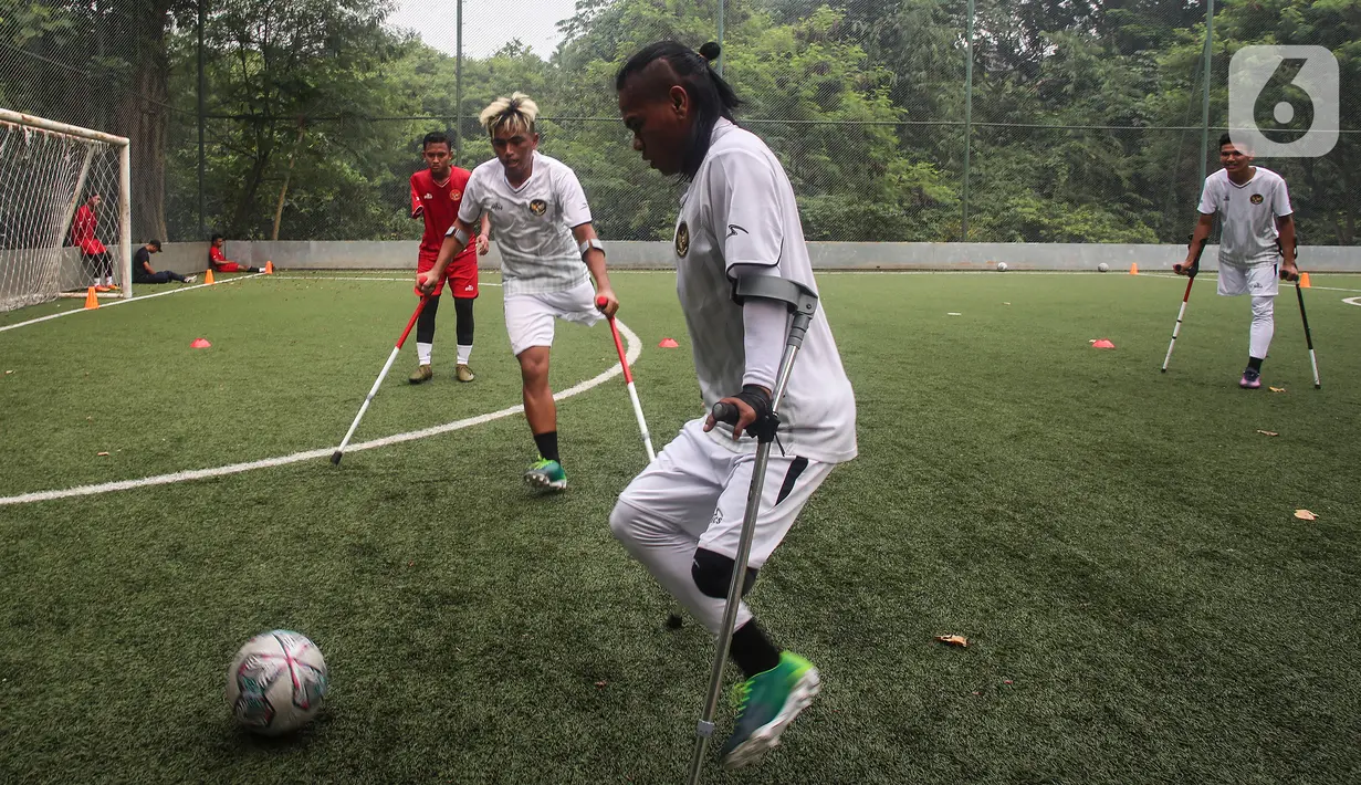Pesepak bola Tim Garuda Indonesia Amputee Football (INAF) berlatih di Lapangan Bola Sport Club Serenia Mansion Jakarta, Selasa (12/7/2022). Timnas Garuda INAF kembali menggelar latihan dalam rangka persiapan mengikuti Piala Dunia 2022 di Turki pada Oktober mendatang. (Liputan6.com/Johan Tallo)