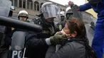 Petugas polisi membantu seorang guru yang terkena gas air mata saat unjuk rasa di Lima, Peru,  (24/8). Sejumlah  Guru sekolah umum menuntut kenaikan gaji. (AP Photo / Martin Mejia)