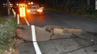 Sebuah jalan melengkung pasca-gempa 6,8 SR di Jepang bagian tengah. (CNN)