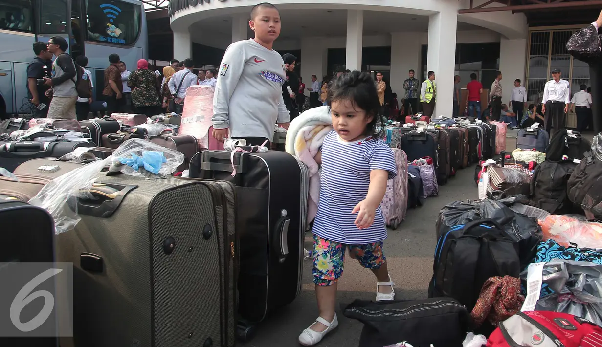 Seorang anak berjalan saat tiba di Bandara Soekarno Hatta, Tangerang, Rabu (11/11/2015). Para TKI perempuan tersebut hampir sebagian pulang membawa anak-anak mereka yang wajahnya lucu dan menggemaskan. (Liputan6.com/Angga Yuniar)