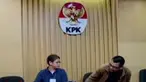KPK menangkap pelaku suap yang salah satunya pejabat MA, hingga diskusi antiradikalisme yang dihadiri Tantowi Yahya dibubarkan mahasiswa.