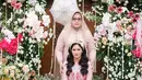 Sebelum prosesi siraman dimulai, Ochi tampak anggun mengenakan kebaya Sunda berwarna pink pastel yang dipadukan dengan kemben merah. [@thepotomoto].