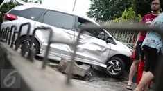 Sebuah mobil menabrak separator busway matraman arah kampung melayu, Jakarta, Sabtu (25/2). Diduga pengemudi kehilangan kendali yang akhirnya mengakibatkan menabrak separator busway. (Liputan6.com/Faizal Fanani)
