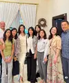 Raline Shah pulang kampung ke Medan. Saat bersama keluarganya ia tampak mengenakan setelan putih dari atasan long sleeve dipadukan rok panjang asimetris. [@ralineshah]