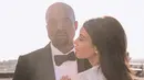 Sementara itu, Kim Kardashian pun nampak sangat bahagia merayakan ulang tahun pernikahan keempat bersama dengan Kanye West. (instagram/kimkardashian)
