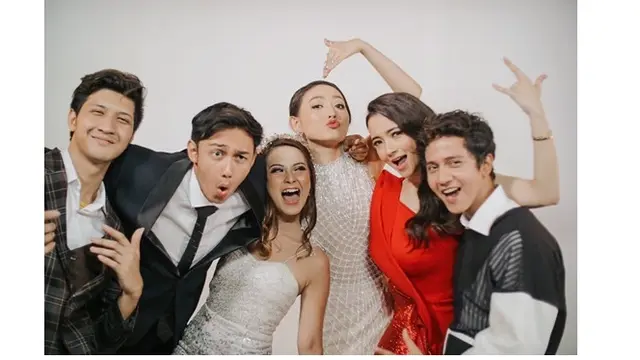 7 Potret Gabriella Larasati dengan Pemain Cinta Karena Cinta, Kompak Abis