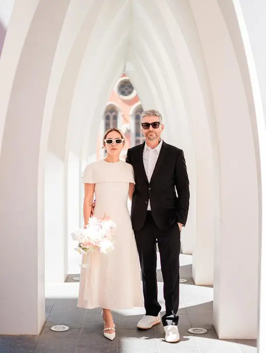<p>Mantan penyiar berita Chantal Della Concetta baru saja mengumumkan dirinya telah menikah dengan seorang pria bule. Beberapa potret menawan memperlihatkan gaya simpelnya mengenakan sebuah dress berwarna putih. [Foto: Instagram/chantaldellaconcetta_]</p>