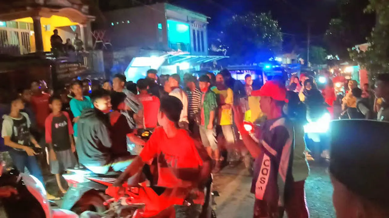 Puluhan warga Desa Kareke, Kecamatan Dompu, Kabupaten Dompu, Nusa Tenggara Barat, memblokir jalan. (Foto: Liputan6.com/Miftahul Yani)